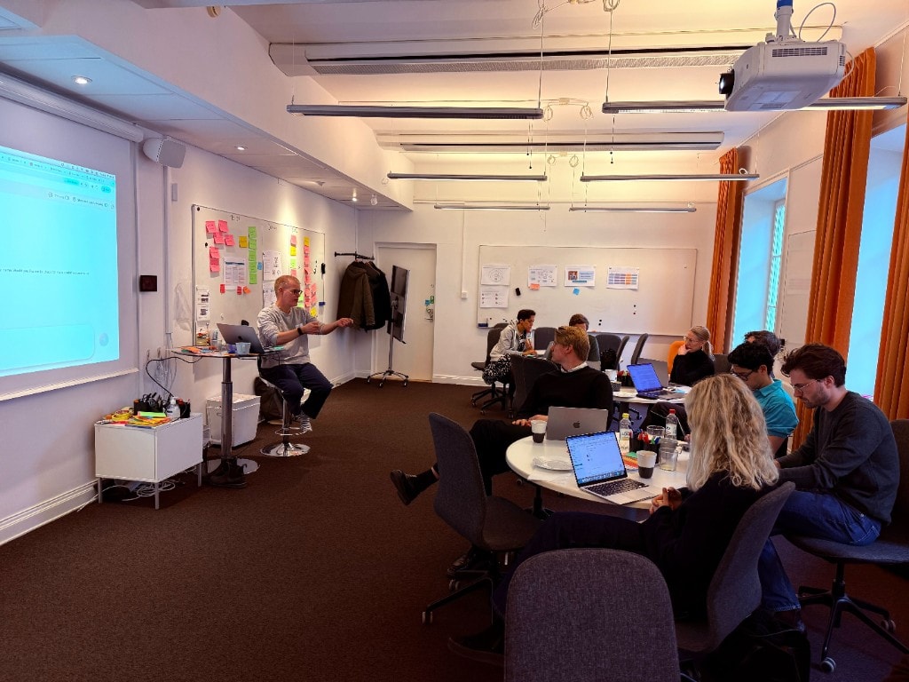 Deltagare bygger AI-agenter på sina datorer under kursen Design av AI-agenter